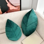 1 piece of leaf-shaped throw pillow, suitable for decorating sofas or using as a cushion in apartment bedrooms.
