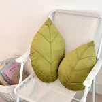 1 piece of leaf-shaped throw pillow, suitable for decorating sofas or using as a cushion in apartment bedrooms. - Image 4